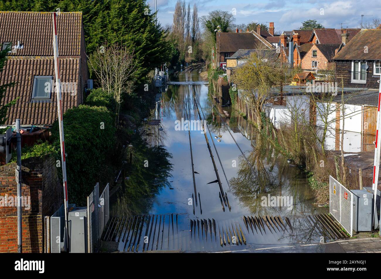 Inondations, Datchet Berkshire, Royaume-Uni. 10 février 2014. La Tamise éclate sa banque suite à de fortes pluies et inonde les voies de la gare de Datchet provoquant des annulations de trains. Crédit : Maureen Mclean/Alay Banque D'Images