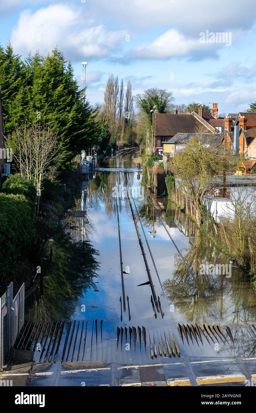 Inondations, Datchet Berkshire, Royaume-Uni. 10 février 2014. La Tamise éclate sa banque suite à de fortes pluies et inonde les voies de la gare de Datchet provoquant des annulations de trains. Crédit : Maureen Mclean/Alay Banque D'Images