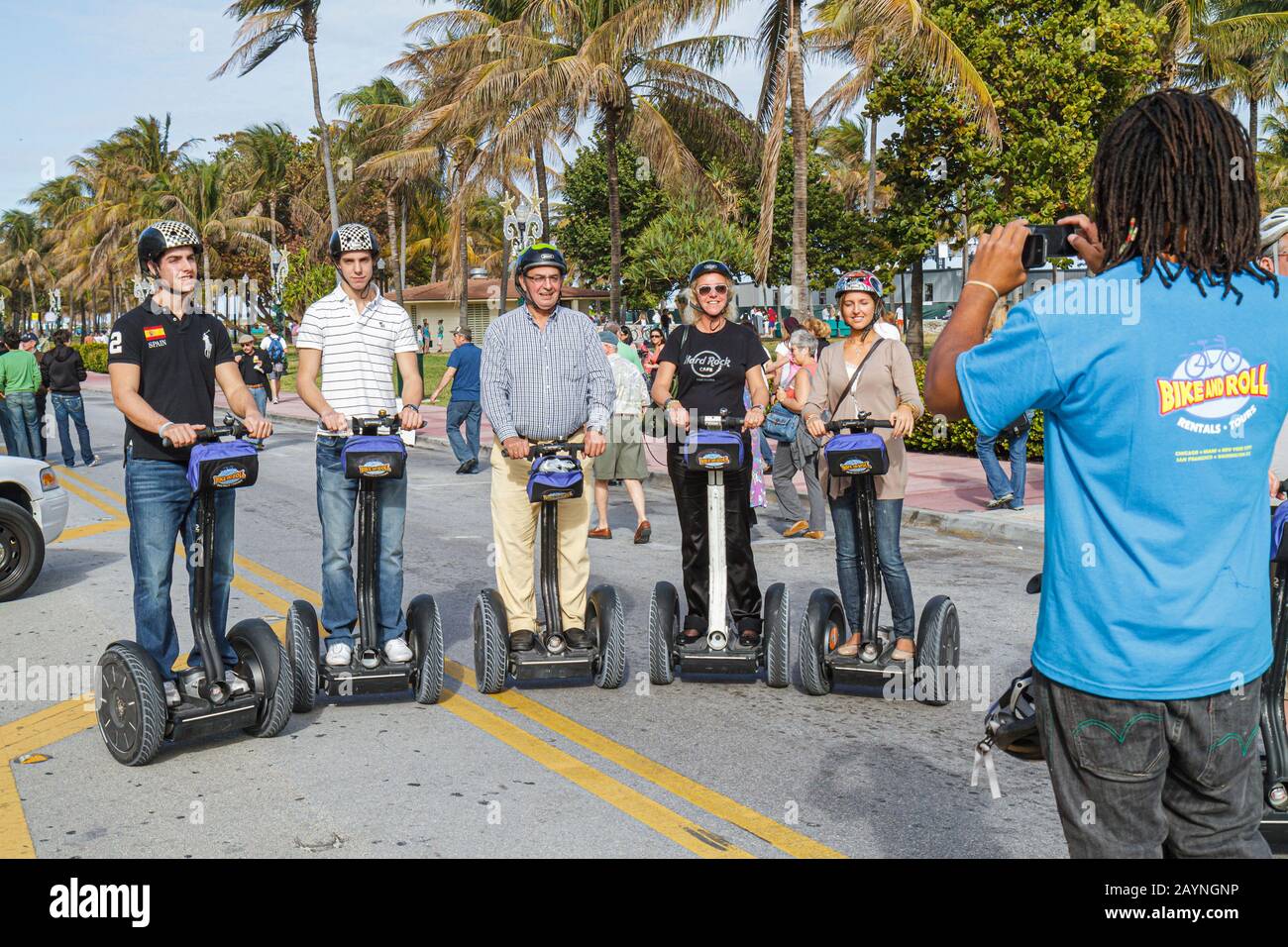 Miami Beach Florida, Ocean Drive, Segway, transport personnel, location, Black man hommes, groupe de prise, FL101231057 Banque D'Images