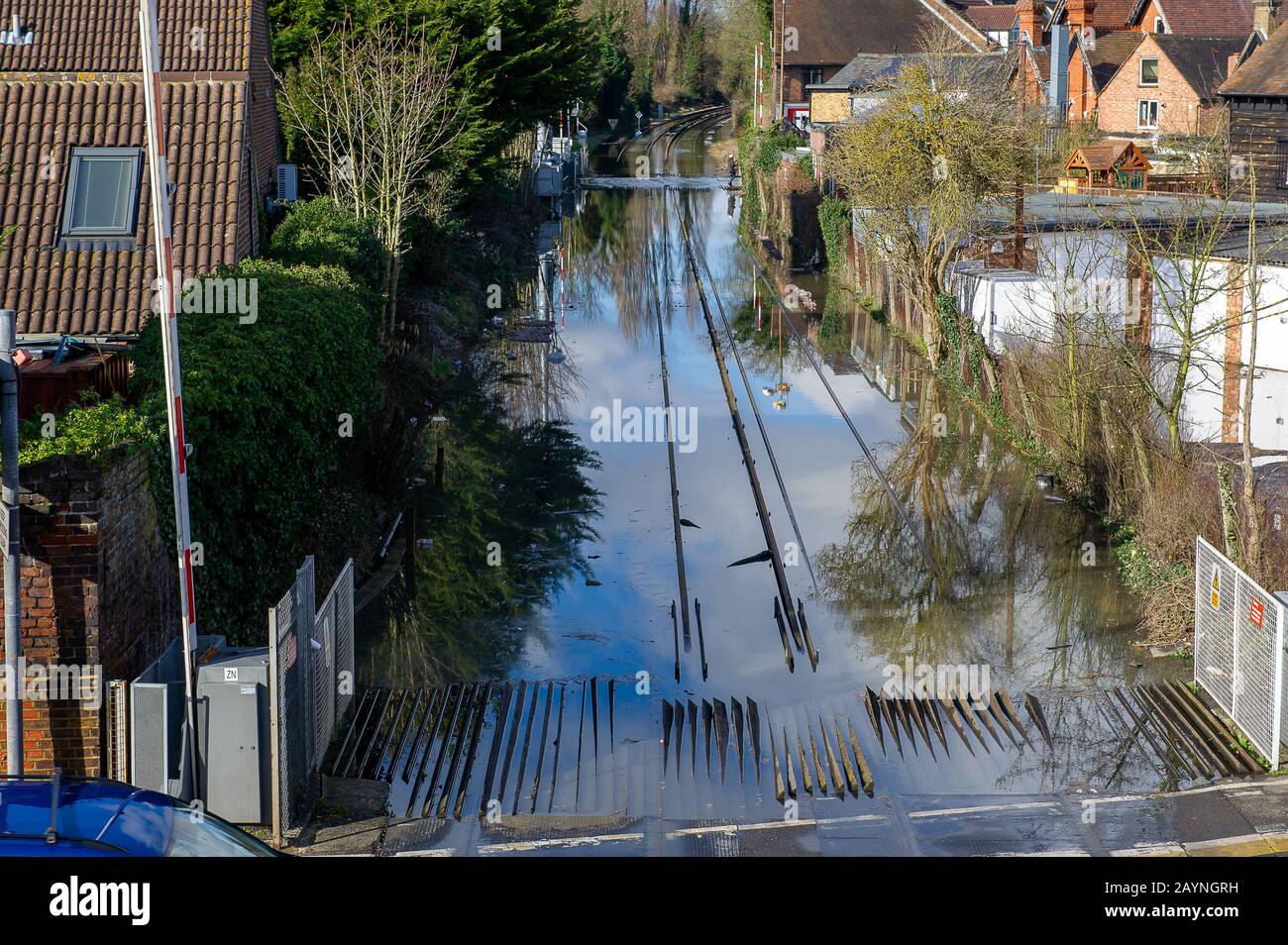 Inondations, Datchet Berkshire, Royaume-Uni. 10 février 2014. La Tamise éclate sa banque suite à de fortes pluies et inonde les voies de la gare de Datchet provoquant des annulations de trains. Crédit : Maureen Mclean/Alay Banque D'Images