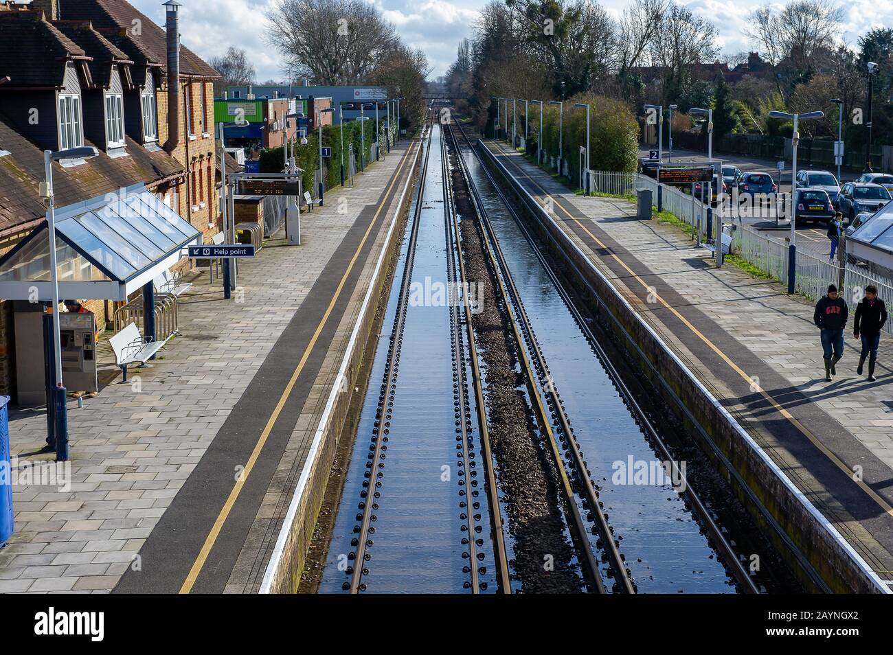 Inondations, Datchet Berkshire, Royaume-Uni. 10 février 2014. La Tamise éclate sa banque suite à de fortes pluies et inonde les voies de la gare de Datchet provoquant des annulations de trains. Crédit : Maureen Mclean/Alay Banque D'Images