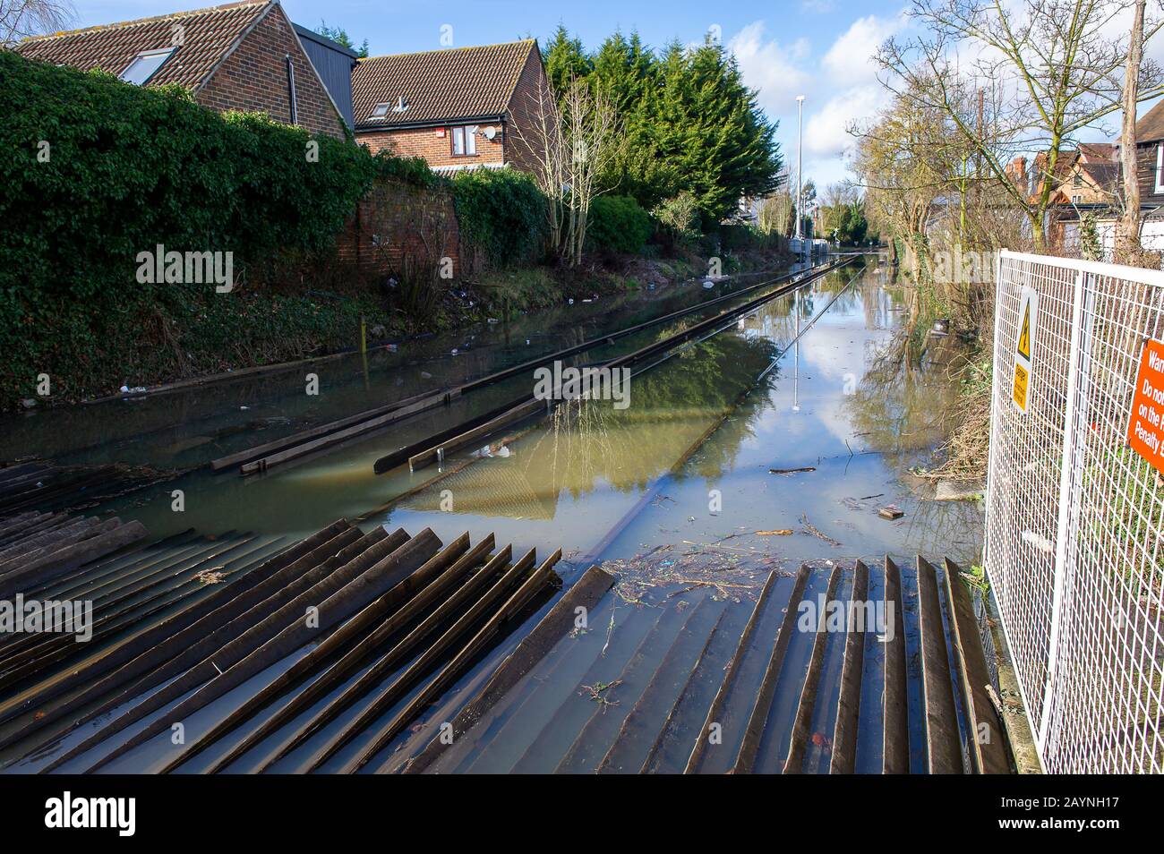 Inondations, Datchet Berkshire, Royaume-Uni. 10 février 2014. La Tamise éclate sa banque suite à de fortes pluies et inonde les voies de la gare de Datchet provoquant des annulations de trains. Crédit : Maureen Mclean/Alay Banque D'Images