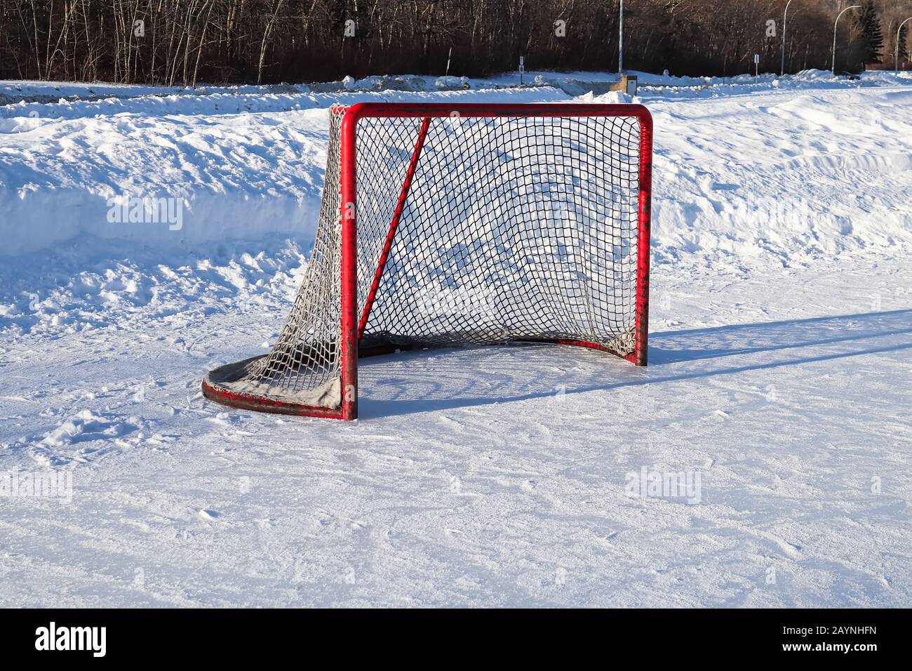 Vue sur un filet de hockey sur une patinoire extérieure Banque D'Images