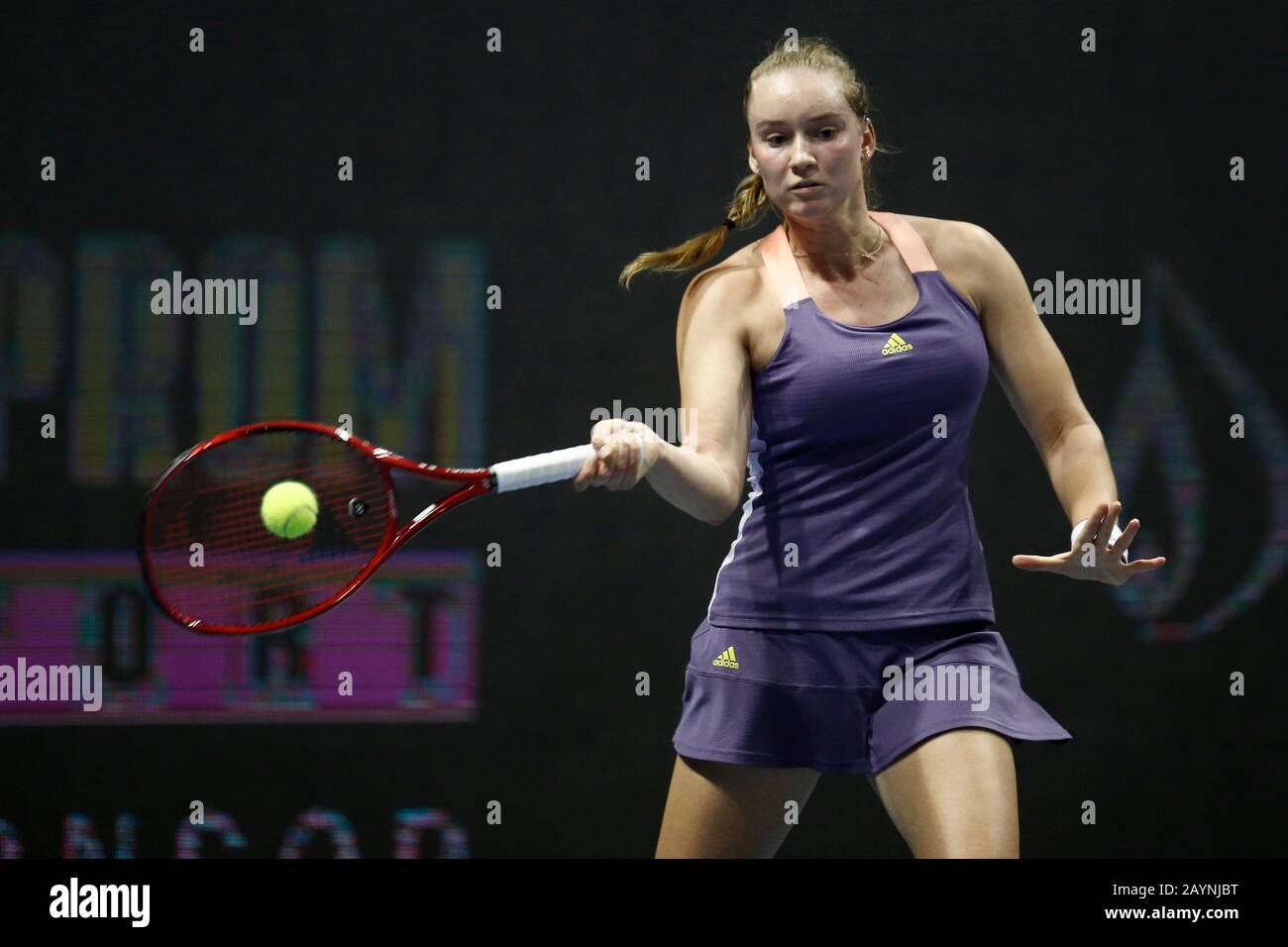 Elena Rybakina du Kazakhstan joue lors d'un match final contre Kiki Bertens (non vu) des Pays-Bas au tournoi de tennis du Trophée des dames de Saint-Pétersbourg 2020 à Sibur Arena.score final: (Kiki Bertens 2 - 0 Elenia Rybakina) Banque D'Images