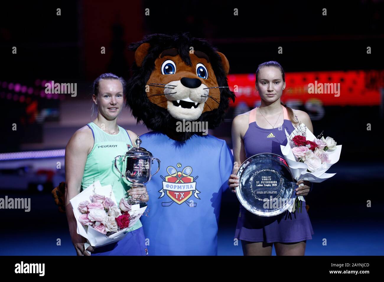 Kiki Bertens (L) des Pays-Bas et Elena Rybakina (R) posent pour une photo après le match final du tournoi de tennis du Trophée pour les dames de Saint-Pétersbourg 2020 à Sibur Arena. Banque D'Images