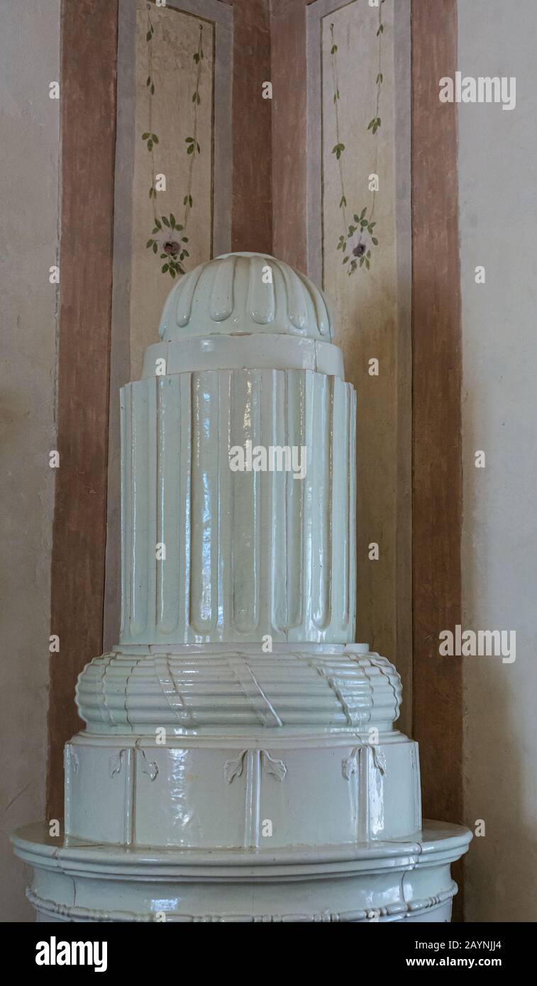 Vieux poêle européen recouvert de céramique majolica. Poêle à bois céramique Banque D'Images