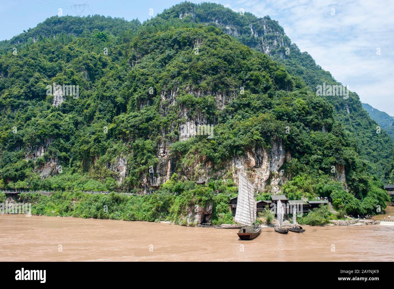 Bateaux à voile traditionnels autrefois utilisés pour transporter des marchandises sur le fleuve Yangtze à la gorge de Xiling (Trois Gorges) en Chine. Banque D'Images