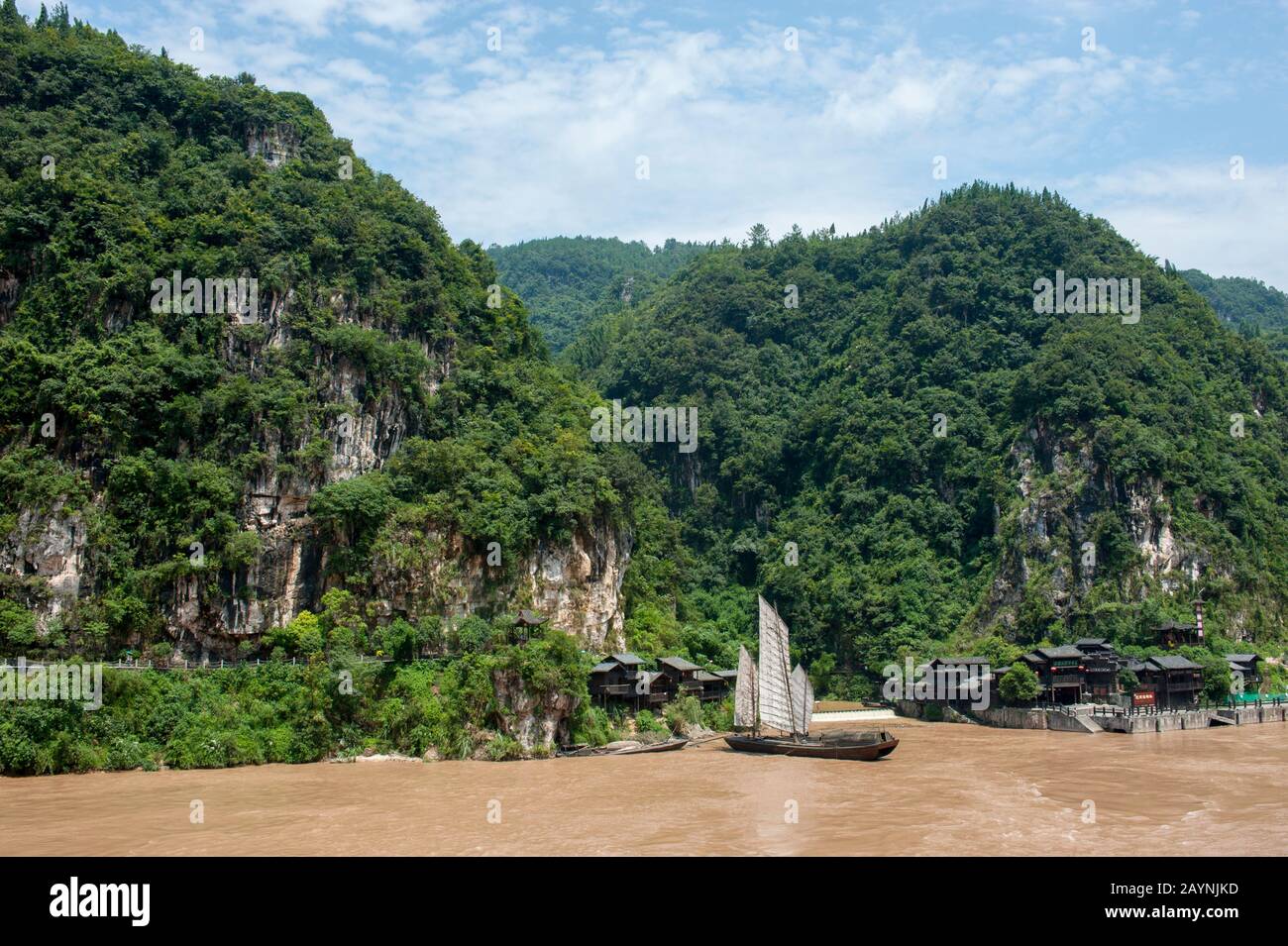 Bateaux à voile traditionnels autrefois utilisés pour transporter des marchandises sur le fleuve Yangtze à la gorge de Xiling (Trois Gorges) en Chine. Banque D'Images