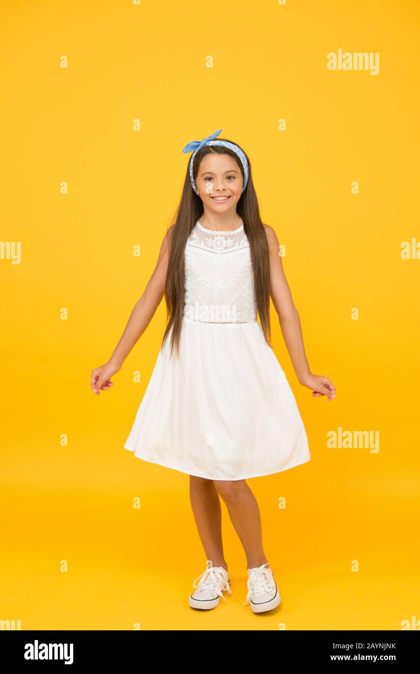 Fille Mignonne Arriere Plan Jaune De Fille Heureuse Look De Mode De Petite Fille Petite Fille Porter Des Cheveux Longs De Brunette Salon De Beaute Mode Et Style Voir Les Vetements Pour Enfants