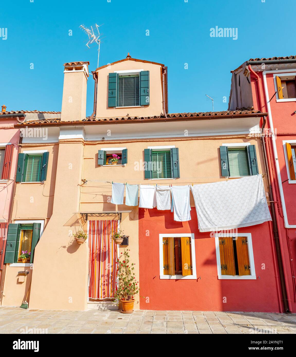 Façade d'une maison à Burano avec des vêtements de séchage Banque D'Images