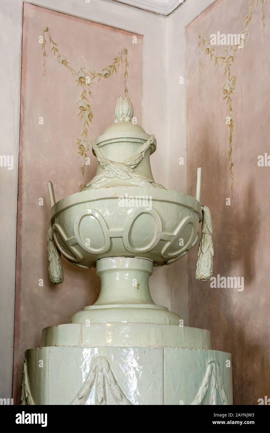 Vieux poêle européen recouvert de céramique majolica. Poêle à bois céramique Banque D'Images