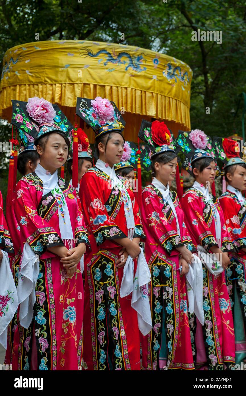 Le personnel du restaurant du Bai Jia Da Yuan Restaurant à Beijing, Chine vêtu de costumes historiques. Banque D'Images
