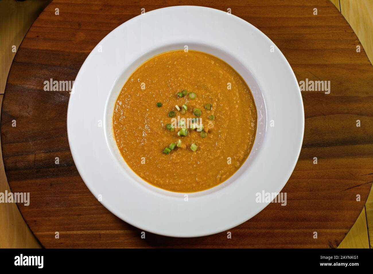 Soupe végétarienne sans gluten à l'arachide ou soupe aux arachides dans un bol. Il est fait d'arachides, souvent avec des carottes, des patates douces et des échalotes. Il s'agit d'un stap Banque D'Images
