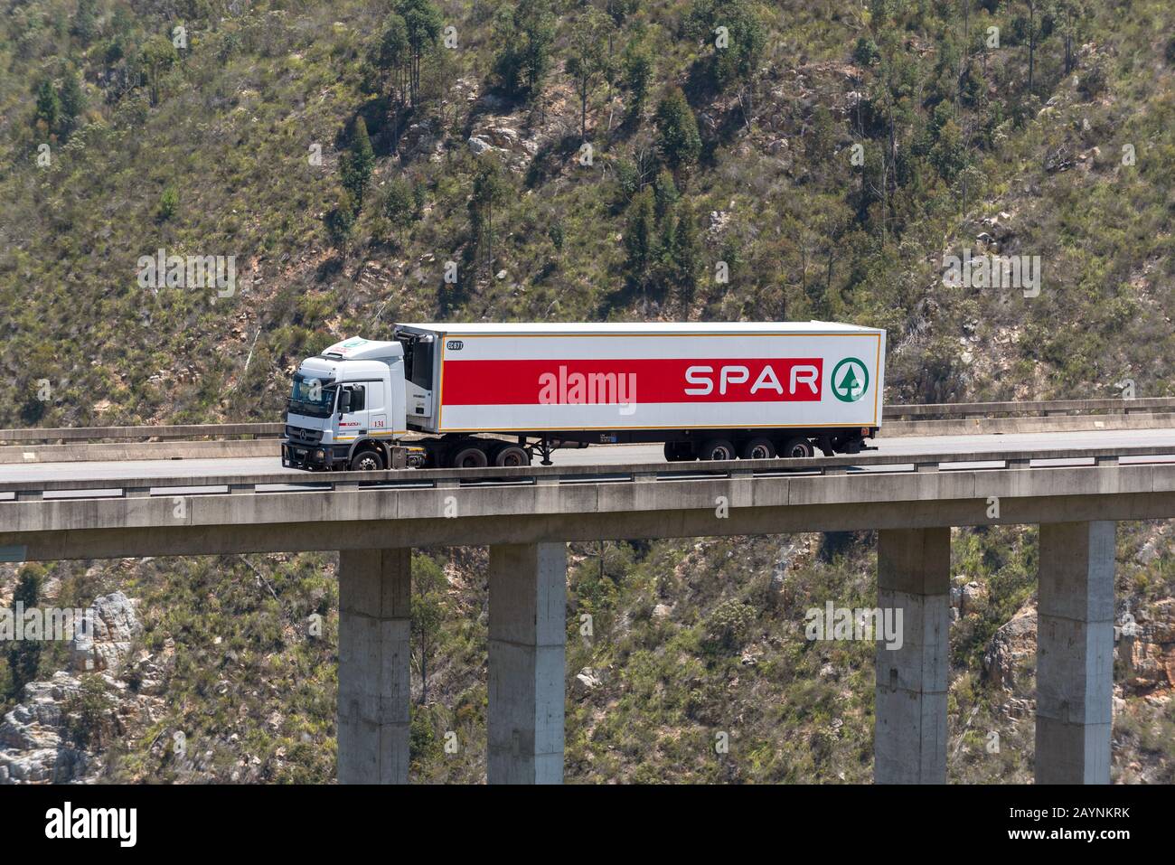 Pont De Bloukrans, Cap Oriental, Afrique Du Sud. Déc 2019. Pont de Bloukraans transportant une route à péage 216 mètres au-dessus de la gorge. Livraison d'une épicerie t Banque D'Images