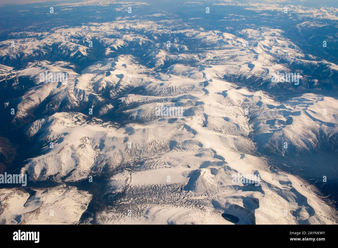 Vue sur les montagnes enneigées de l'Altaï (montagnes de l'Altay) près d'Ulgii dans l'ouest de la Mongolie. Banque D'Images
