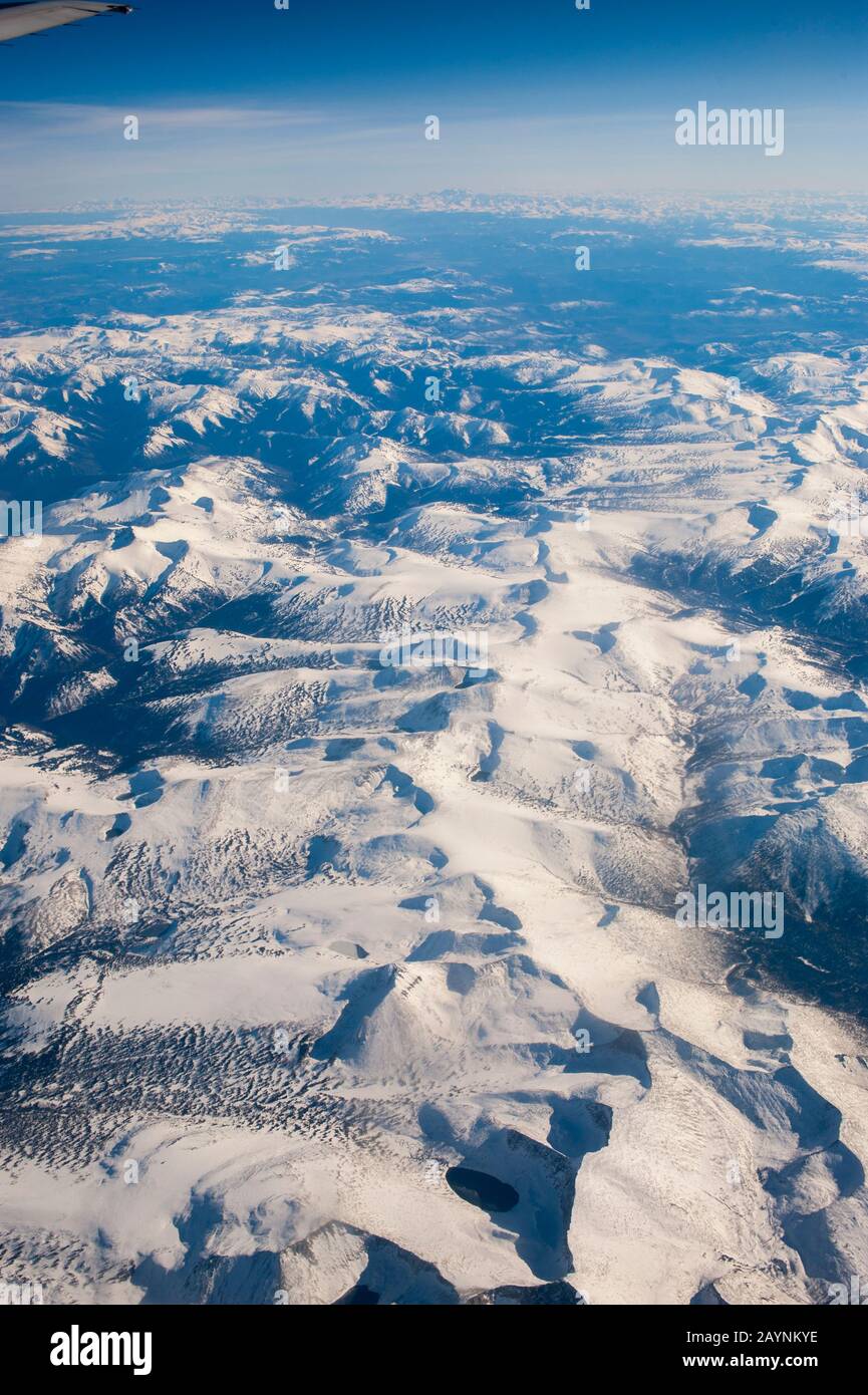Vue sur les montagnes enneigées de l'Altaï (montagnes de l'Altay) près d'Ulgii dans l'ouest de la Mongolie. Banque D'Images
