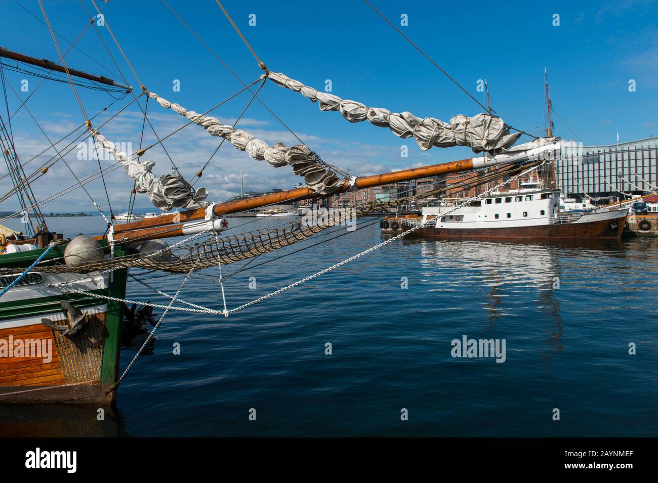 Vue sur les vieux bateaux à voile amarrés dans le port en face de l'hôtel de ville d'Oslo, Norvège. Banque D'Images