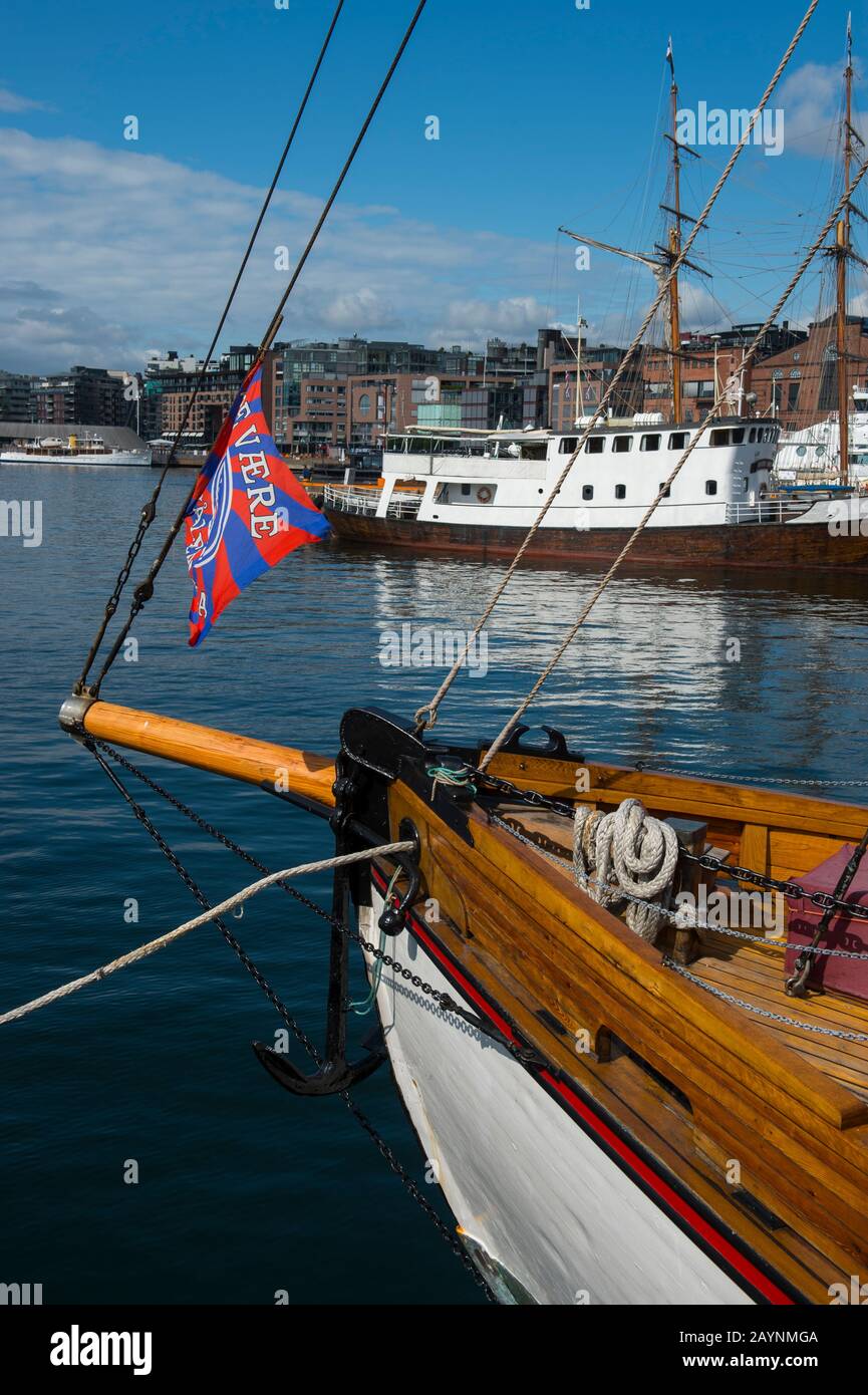Vue sur les vieux bateaux à voile amarrés dans le port en face de l'hôtel de ville d'Oslo, Norvège. Banque D'Images