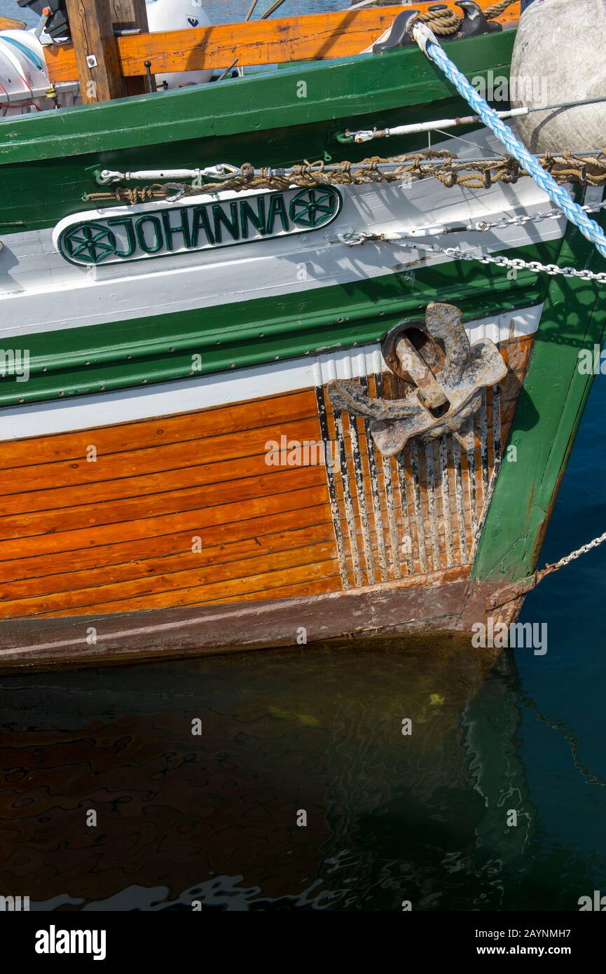 Vue sur les vieux bateaux à voile amarrés dans le port en face de l'hôtel de ville d'Oslo, Norvège. Banque D'Images