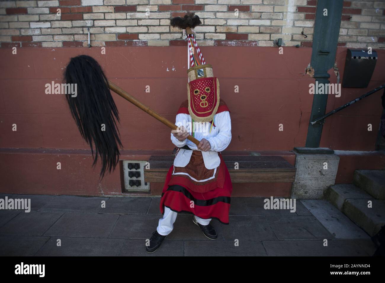 Le participant masqué appelé kotilin gorria, pendant le carnaval.Le  carnaval d'Urrugne a été récupéré et exécuté par des jeunes d'un collectif  basque-espagnol français, qui se réunissent dans un défilé pour réveiller la