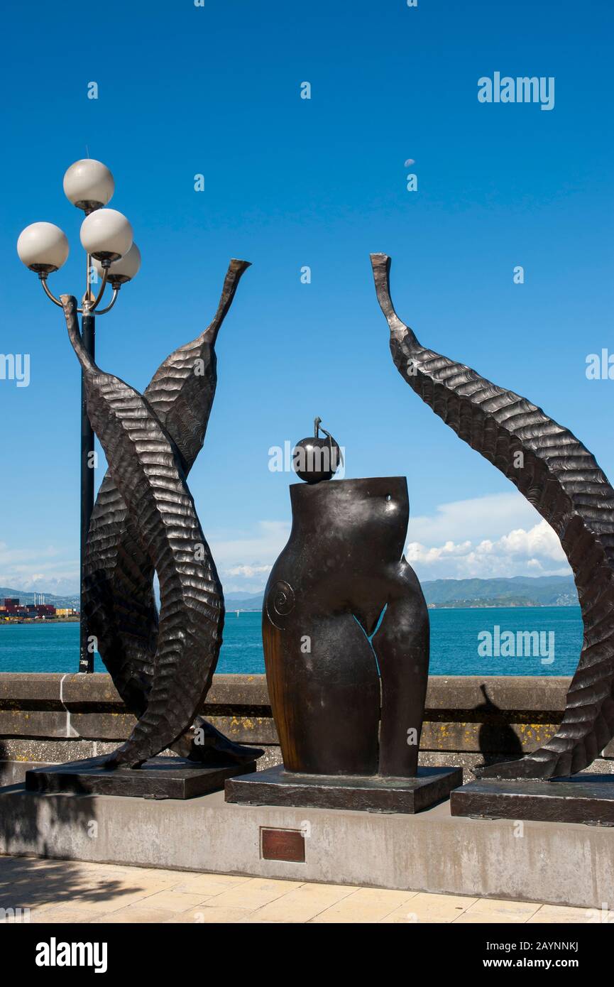 Les Fruits de la sculpture en bronze du jardin de Paul Dibble se trouvent au bord du parc Frank Kitts, au bord de l'eau, dans la baie du port de Lambton, qui fait partie de Banque D'Images Les Fruits de la sculpture en bronze du jardin de Paul Dibble se trouvent au bord du parc Frank Kitts, au bord de l'eau, dans la baie du port de Lambton, qui fait partie de Banque D'Images