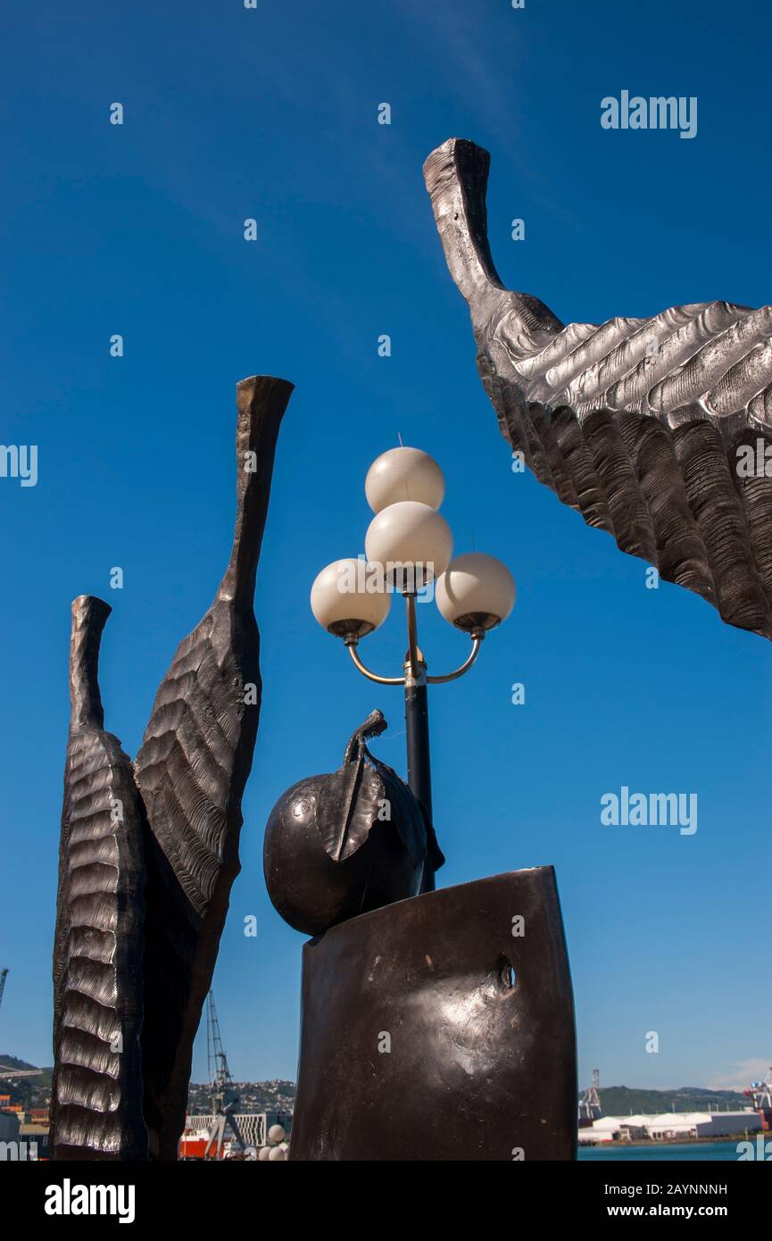 Les Fruits de la sculpture en bronze du jardin de Paul Dibble se trouvent au bord du parc Frank Kitts, au bord de l'eau, dans la baie du port de Lambton, qui fait partie de Banque D'Images Les Fruits de la sculpture en bronze du jardin de Paul Dibble se trouvent au bord du parc Frank Kitts, au bord de l'eau, dans la baie du port de Lambton, qui fait partie de Banque D'Images