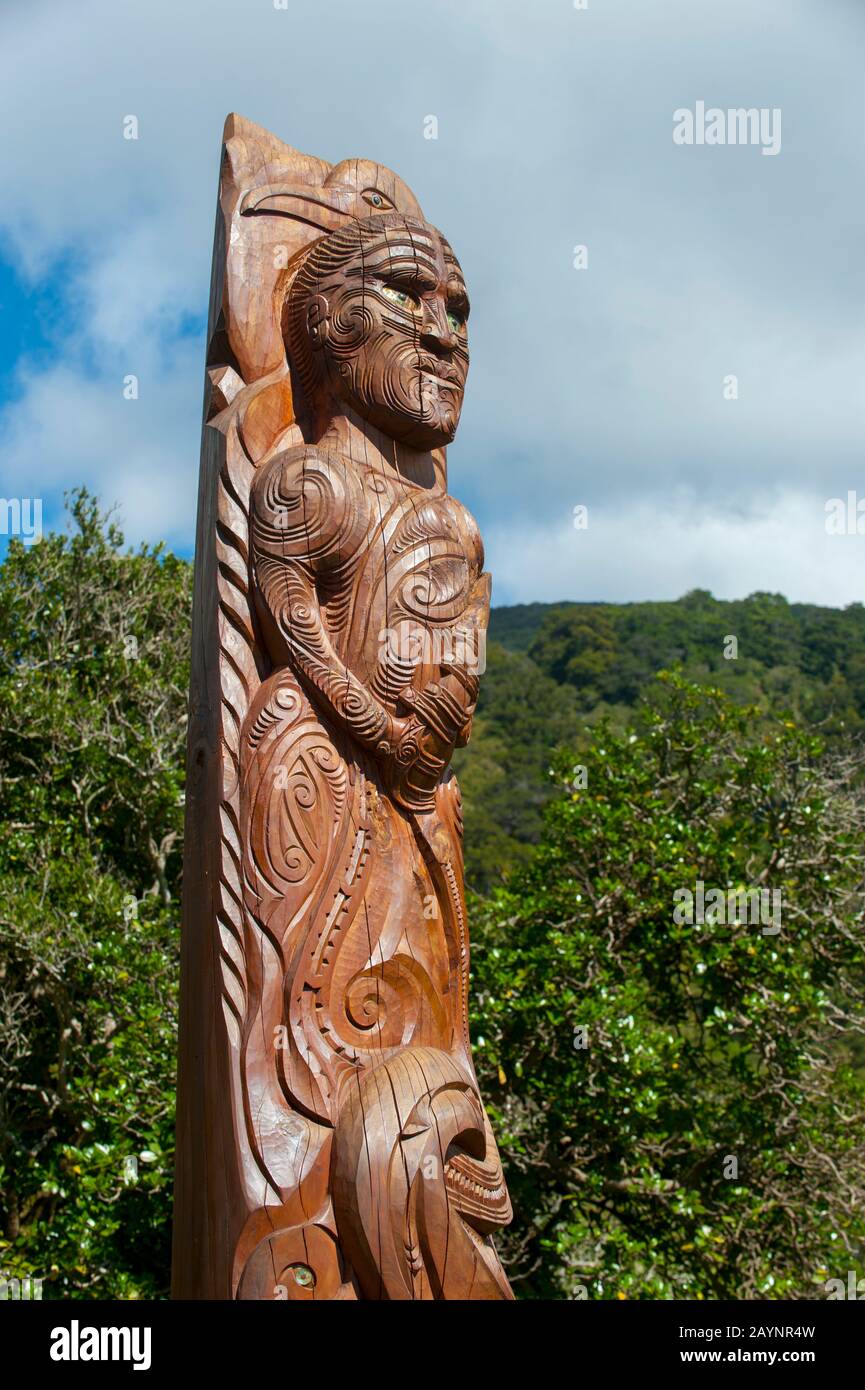 Un poteau maori à l'historique Meretoto (Ship Cove) dans le détroit de la Reine-Charlotte dans les sons Marlborough de l'île du Sud, qui était le capitaine James Cook Banque D'Images