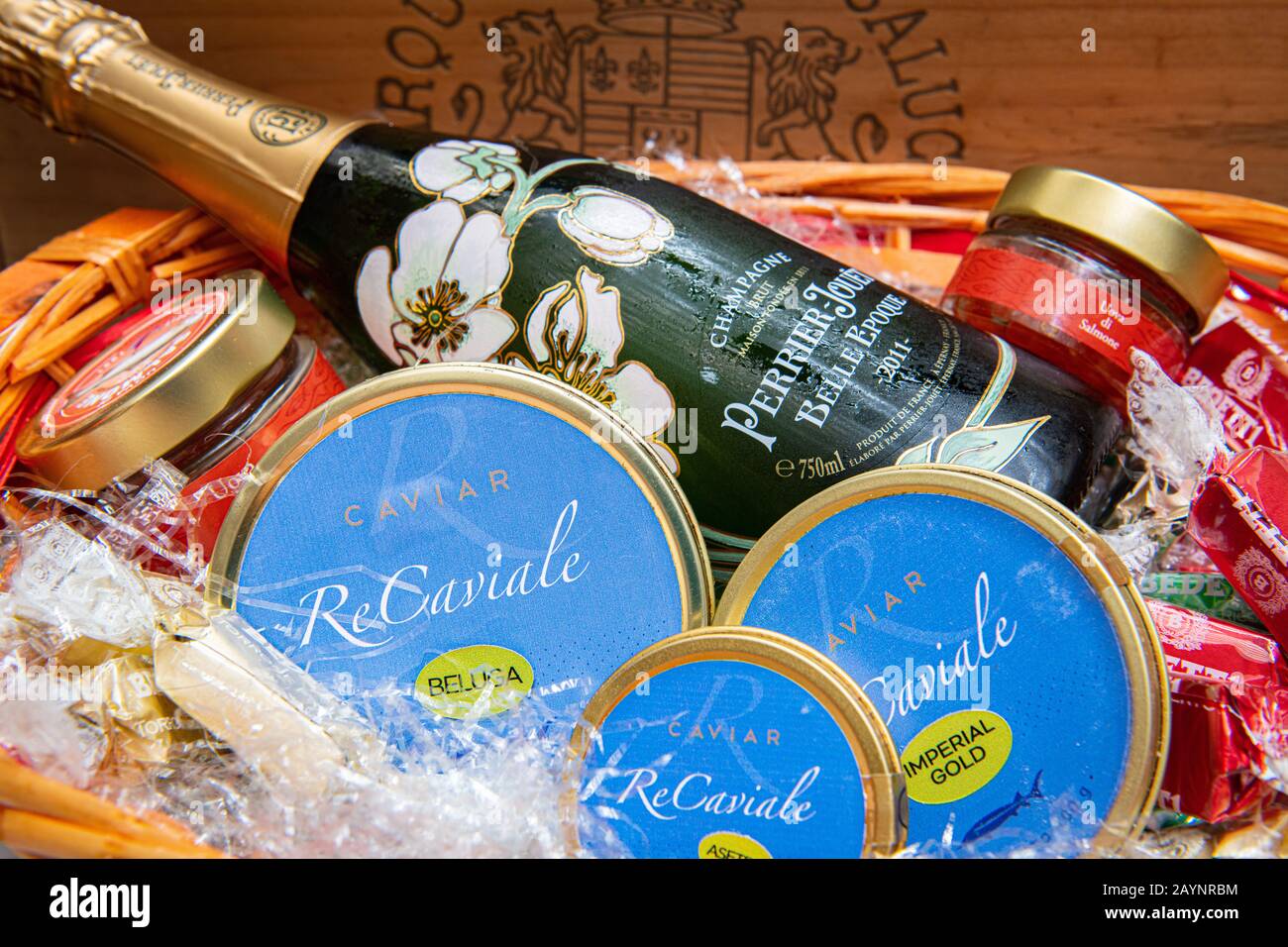 Rome Italie décembre 2019. Gros plan sur le panier cadeau de Noël de luxe avec boîtes de caviar et bouteille de champagne Perrier Jouet Banque D'Images