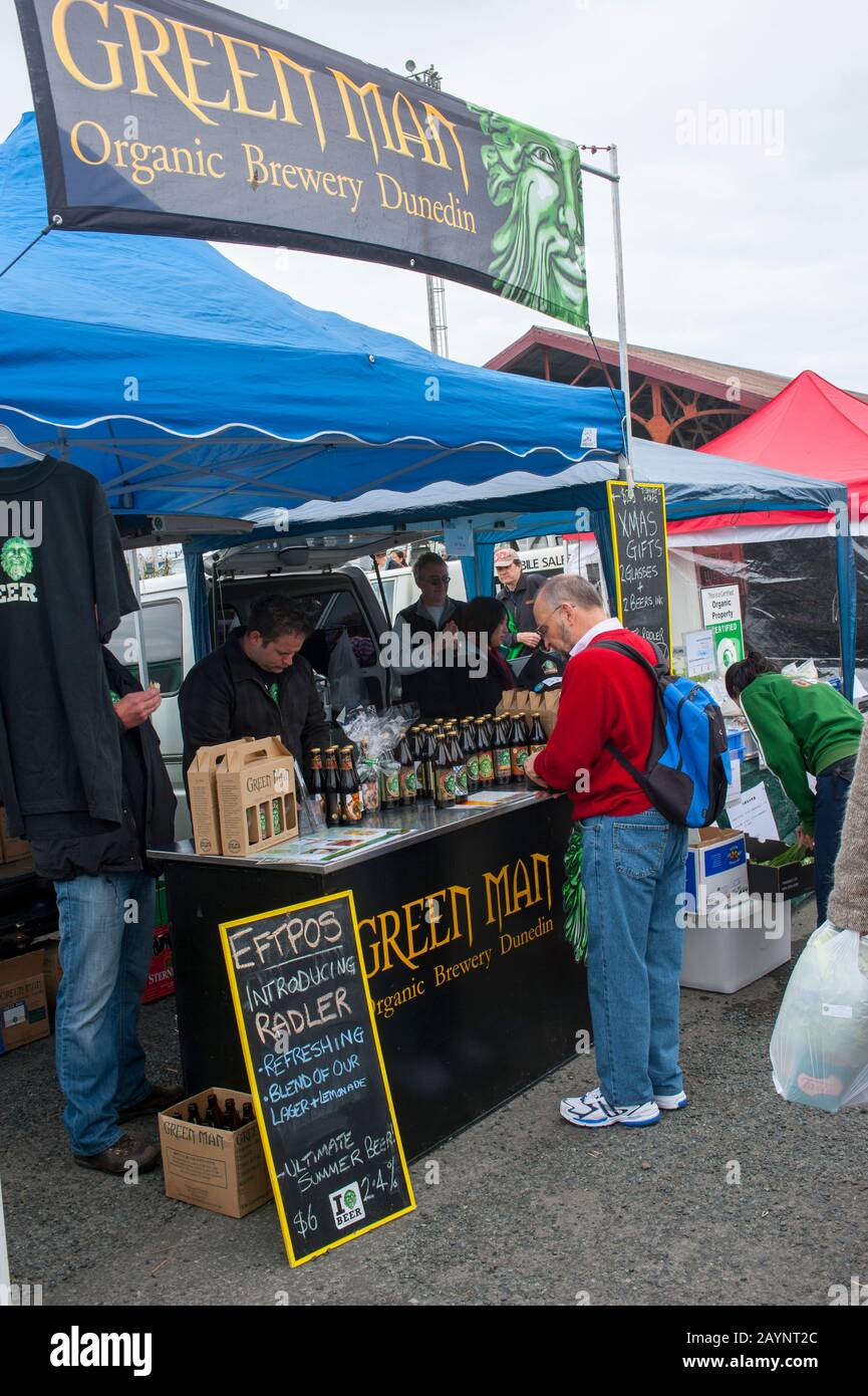 Un kiosque à bière bio sur un marché extérieur dans la ville de Dunedin sur l'île du Sud en Nouvelle-Zélande. Banque D'Images