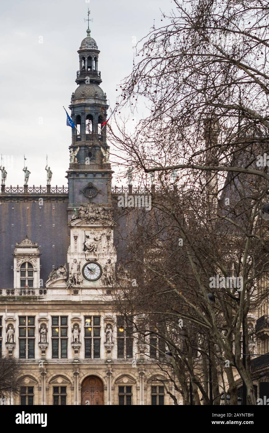 Hôtel de ville de Paris de la rue par un jour nuageux Banque D'Images