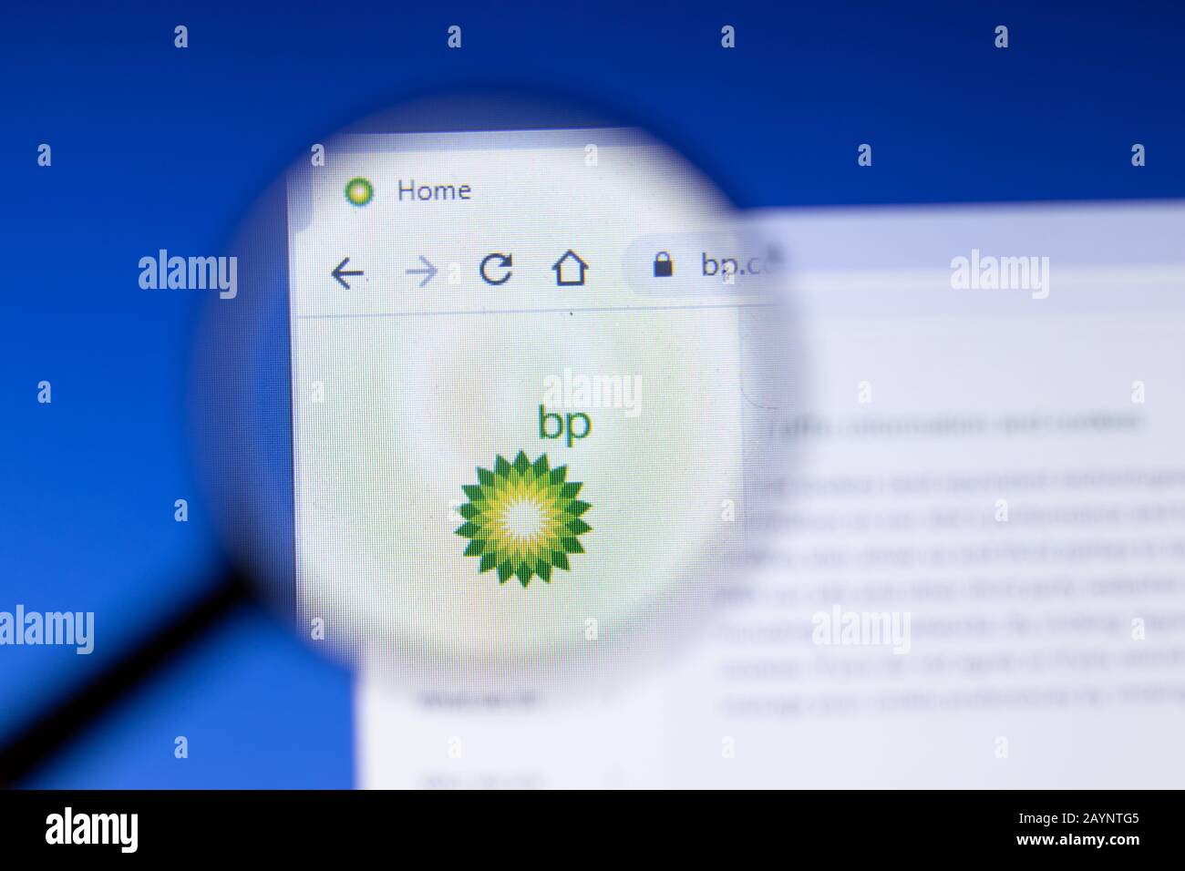 Saint-Pétersbourg, Russie - 18 février 2020: Page du site Web de British Petroleum Company logo sur un écran d'ordinateur portable. Écran avec icône, éditorial illustratif Banque D'Images