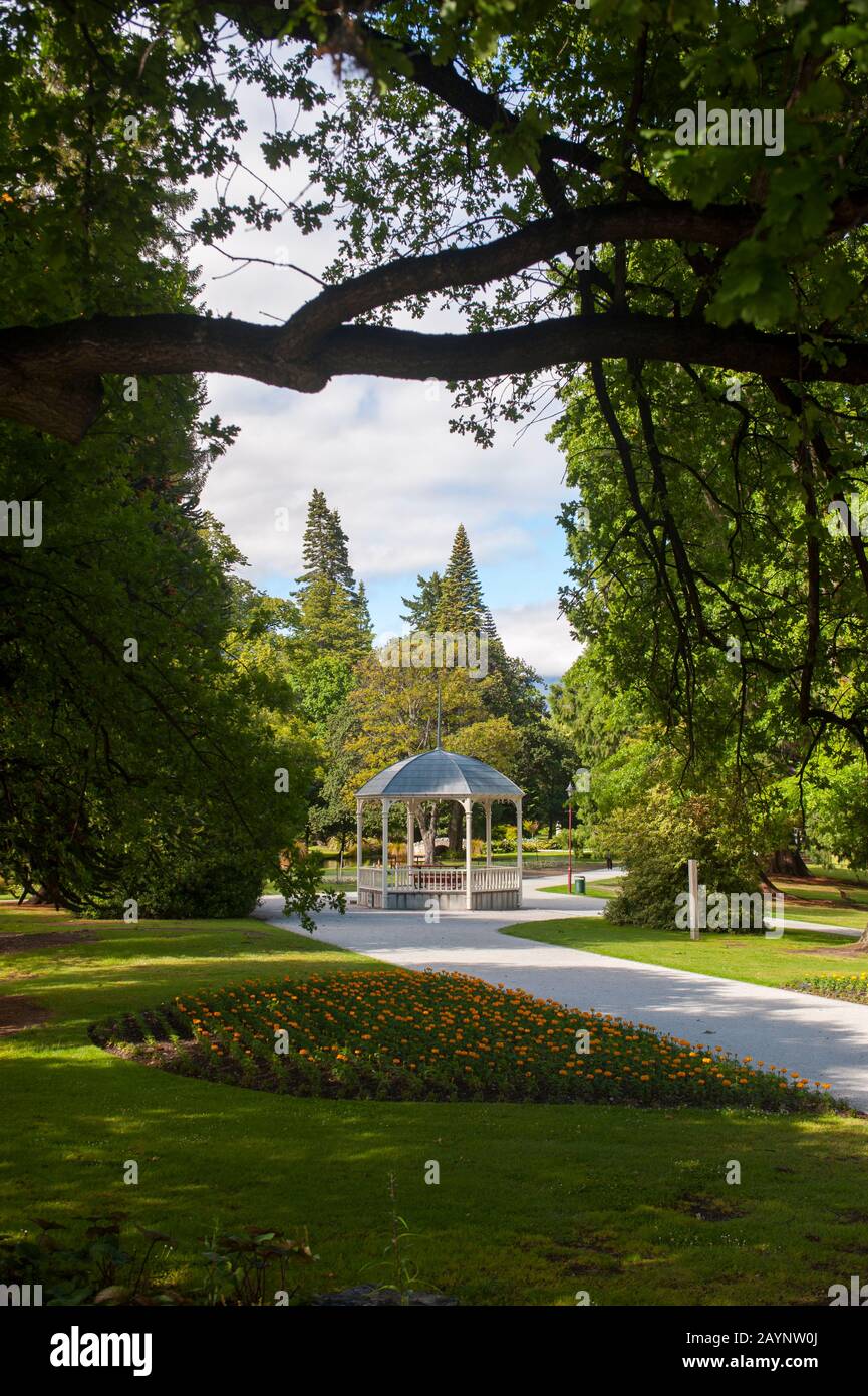 Vue sur un belvédère dans le jardin de Queenstown sur le lac Wakatipu sur l'île du Sud en Nouvelle-Zélande. Banque D'Images