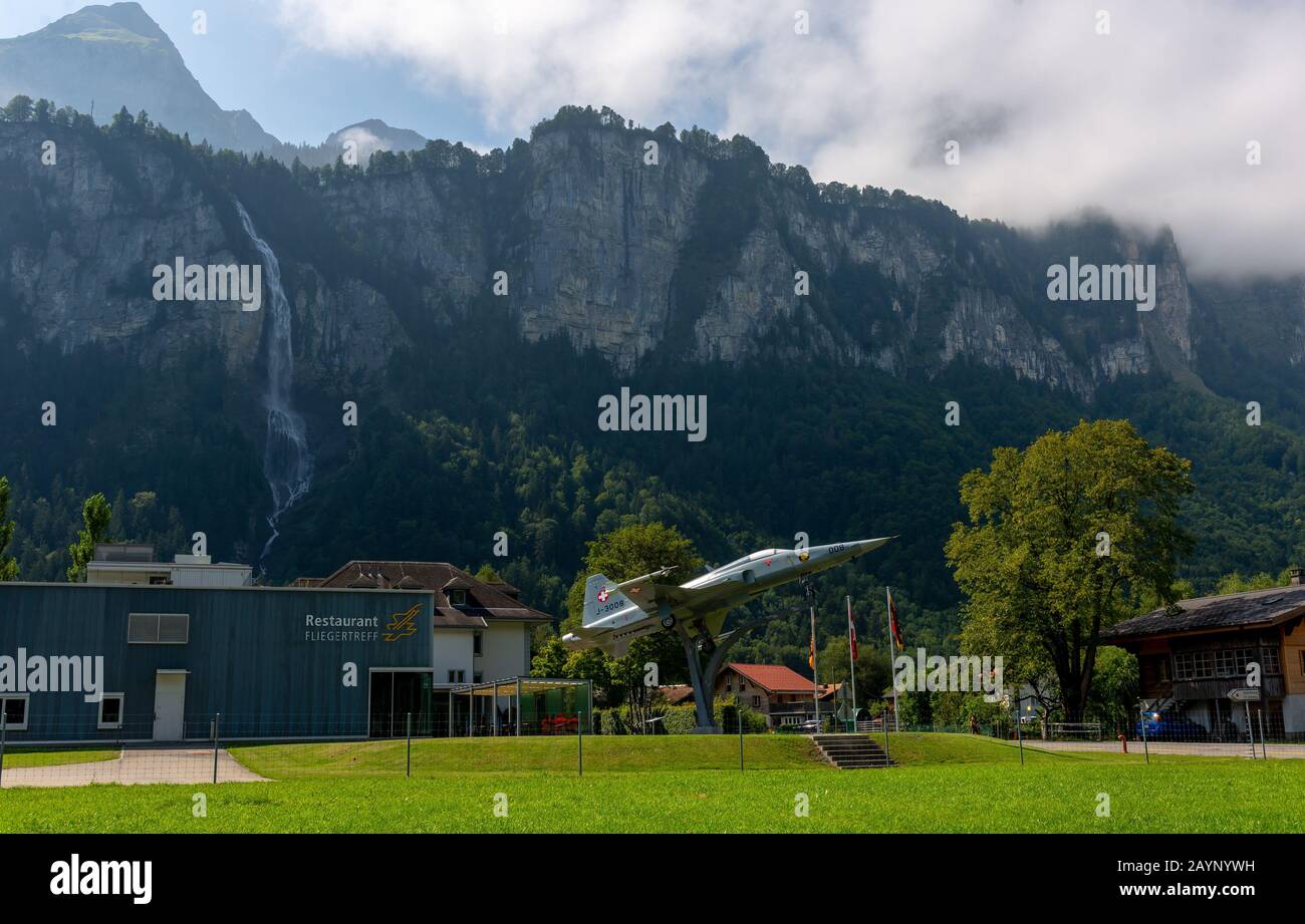 Base aérienne de Meiringen, sous la Reichenbachfalle, base militaire de  scène de l'armée de l'air suisse avec une route publique traversant la  piste Photo Stock - Alamy