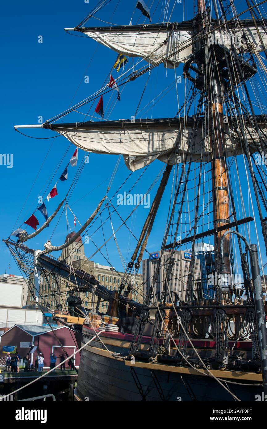 Voiles du HMS Bounty qui a été construit comme un film prop en 1960 pour la libération de MGM de Mutiny en 1962 sur le Bounty, festival de grands bateaux dans le port de Banque D'Images