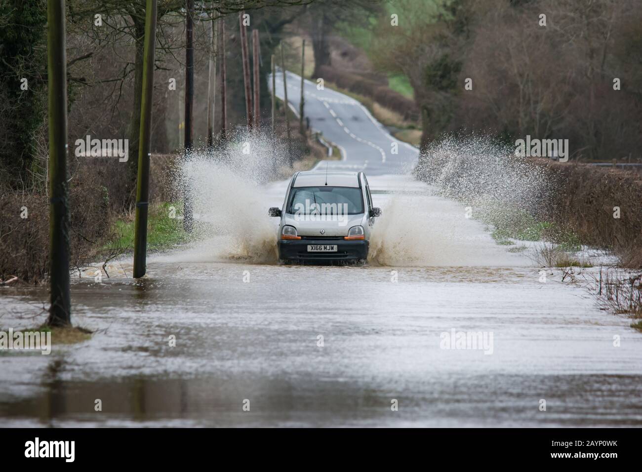 Storm Dennis Cars à Floods, ces images ont pris Nr Welshpool à Powys Mid-Wales Banque D'Images