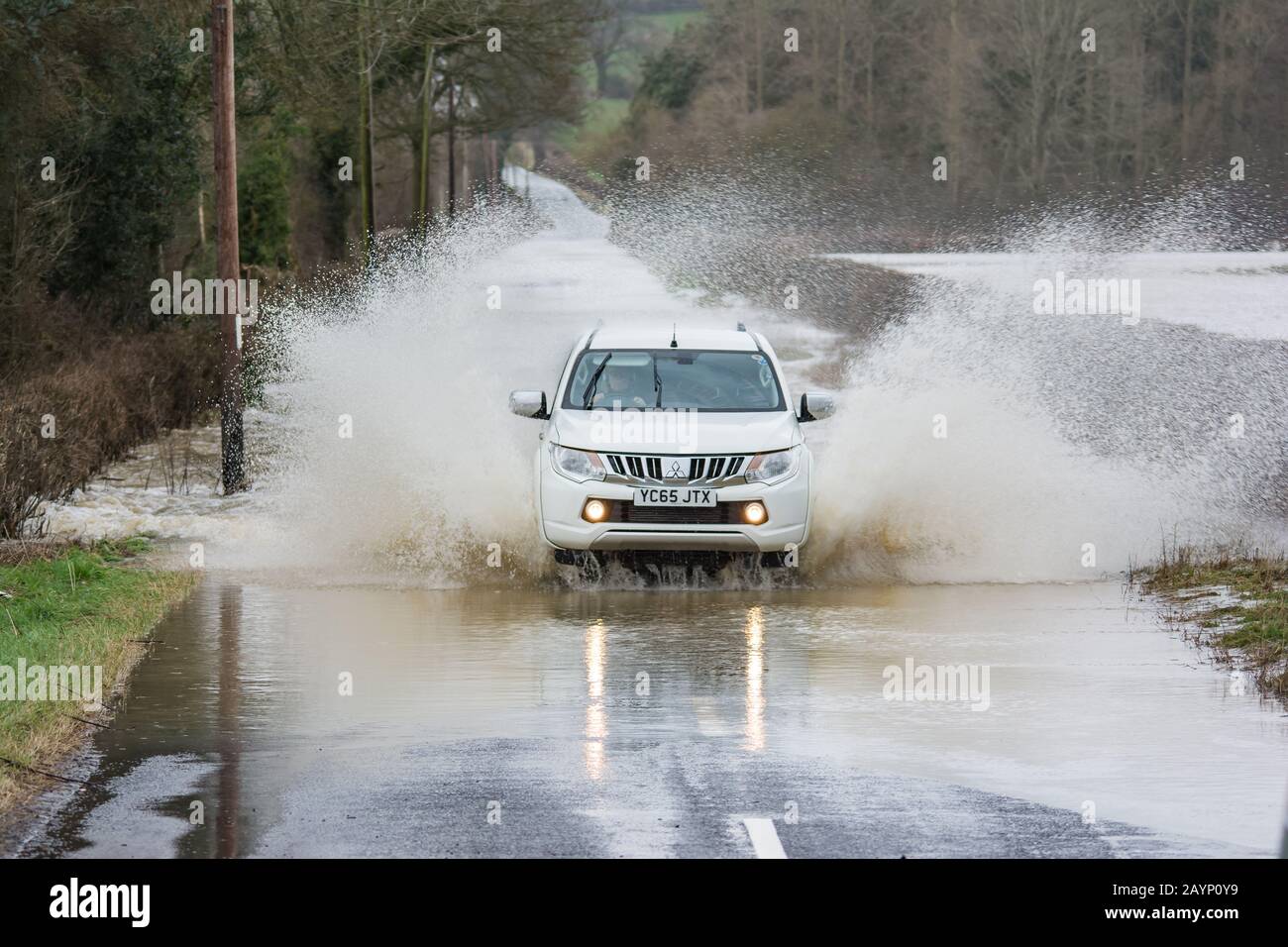 Storm Dennis Cars à Floods, ces images ont pris Nr Welshpool à Powys Mid-Wales Banque D'Images