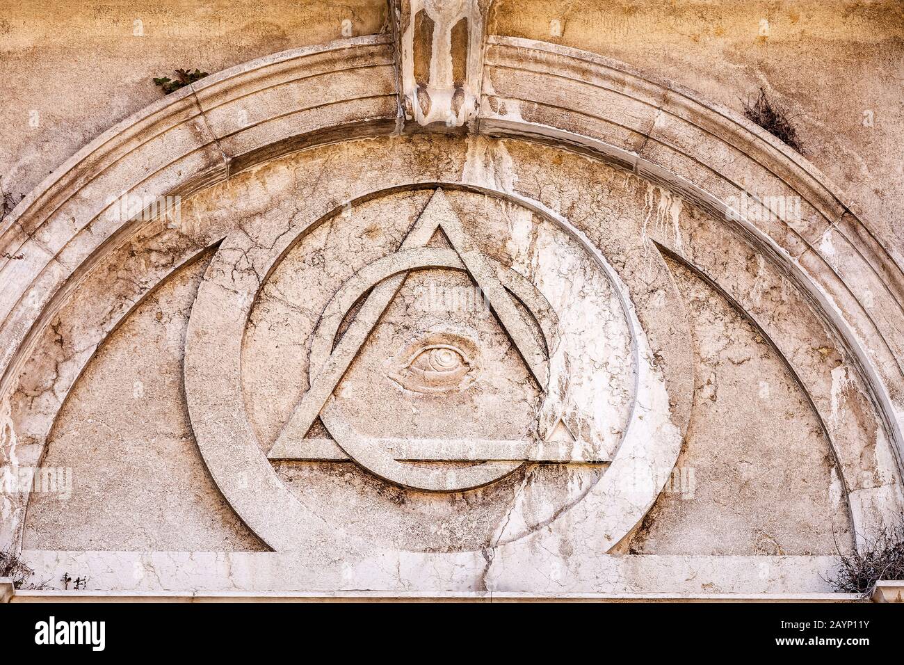 Théorie du complot concept du triangle Illuminati et Tous Voir l'oeil sur un temple ancien Banque D'Images