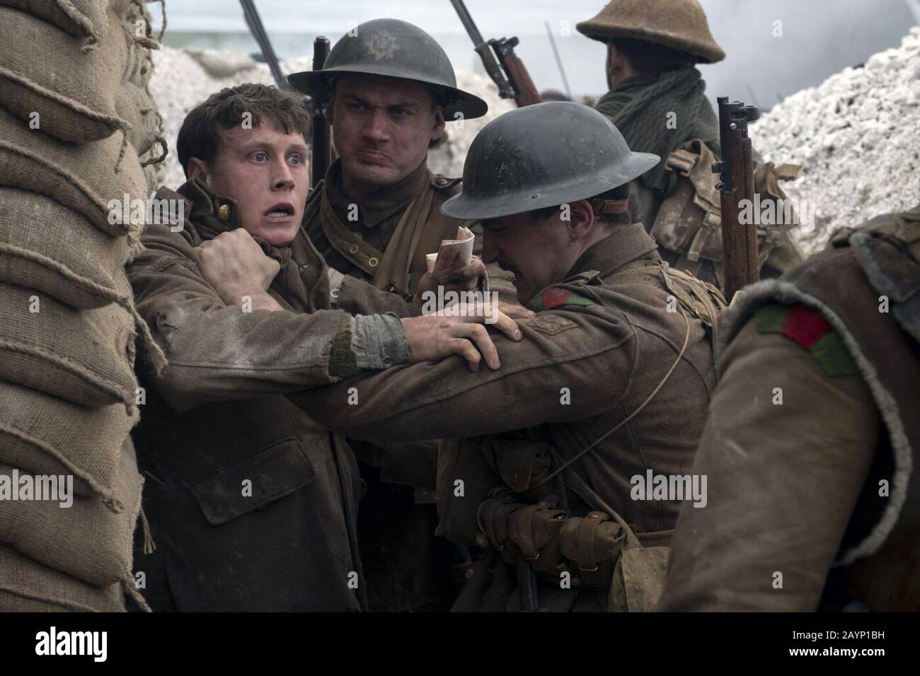 1917 est un film de guerre épique britannique réalisé, co-écrit et produit par Sam Mendes. Le film fait la Star de George MacKay et Dean-Charles Chapman, avec Mark Strong, Andrew Scott, Richard Madden, Claire Duburcq, Colin Firth et Benoît Cumberbatch pour soutenir les rôles. Cette photographie est destinée à un usage éditorial uniquement et est le copyright de la société de film et/ou du photographe assigné par la société de production ou de film et ne peut être reproduite que par des publications en conjonction avec la promotion du film ci-dessus. Un crédit obligatoire pour la société de films est requis. Le Photographe doit également être cre Banque D'Images