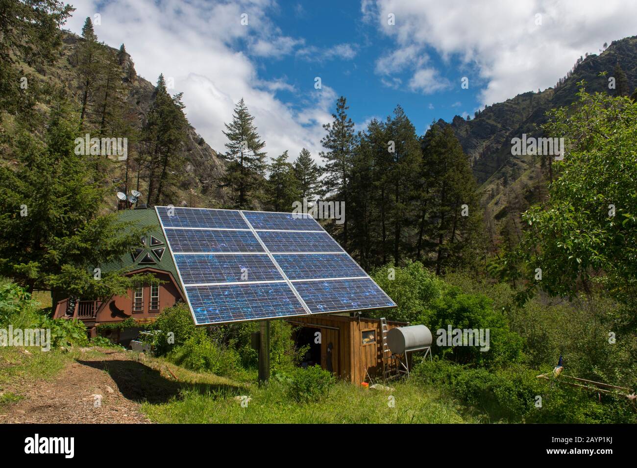 Panneau solaire dans un établissement situé dans une zone éloignée près de Riggins, Idaho, États-Unis. Banque D'Images