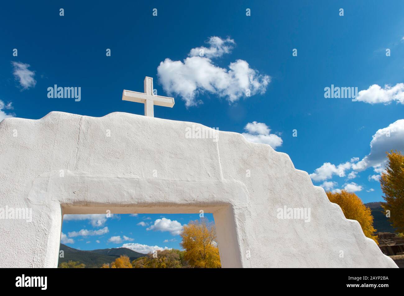 Détail de la porte d'entrée de l'Église catholique romaine au Taos Pueblo qui est la seule communauté autochtone américaine vivante désignée à la fois un monde Banque D'Images