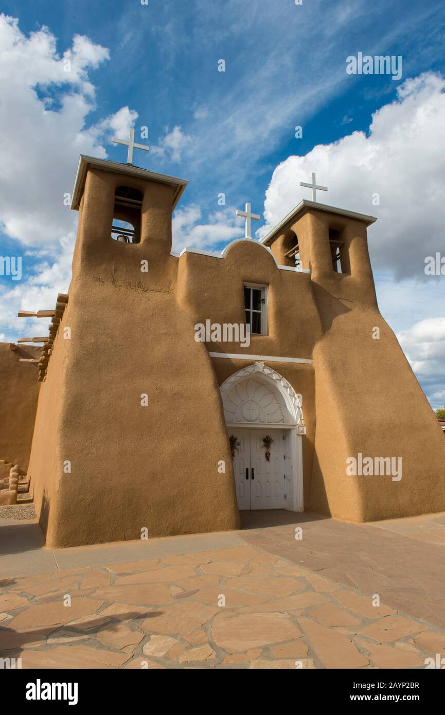 L'église San Francisco de Assise Mission à Ranchos de Taos, au Nouveau-Mexique, aux Etats-Unis, a été achevée en 1816 est une église coloniale espagnole sculptée avec massi Banque D'Images