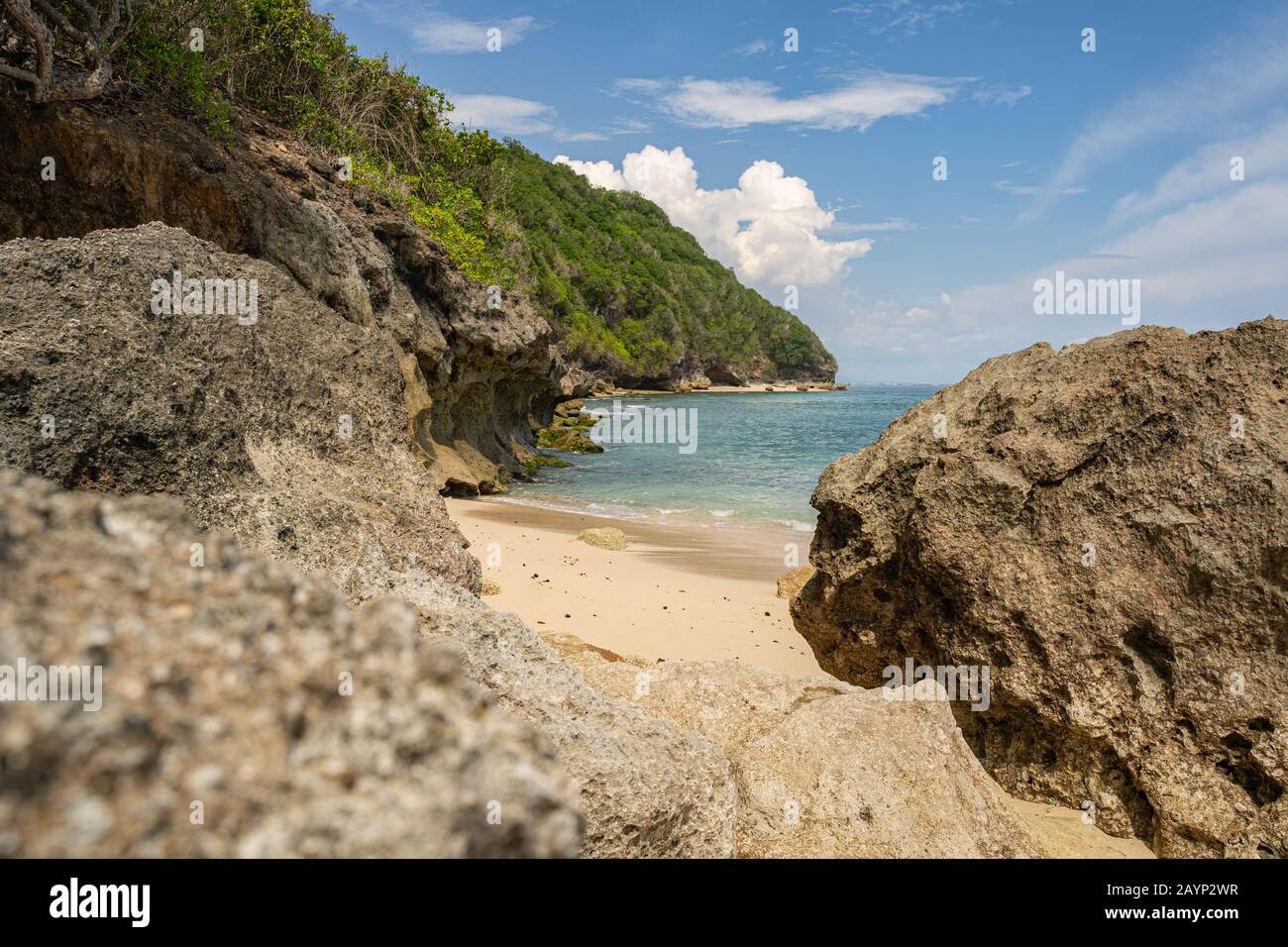 Belle plage sauvage parmi les rochers photo de stock Banque D'Images