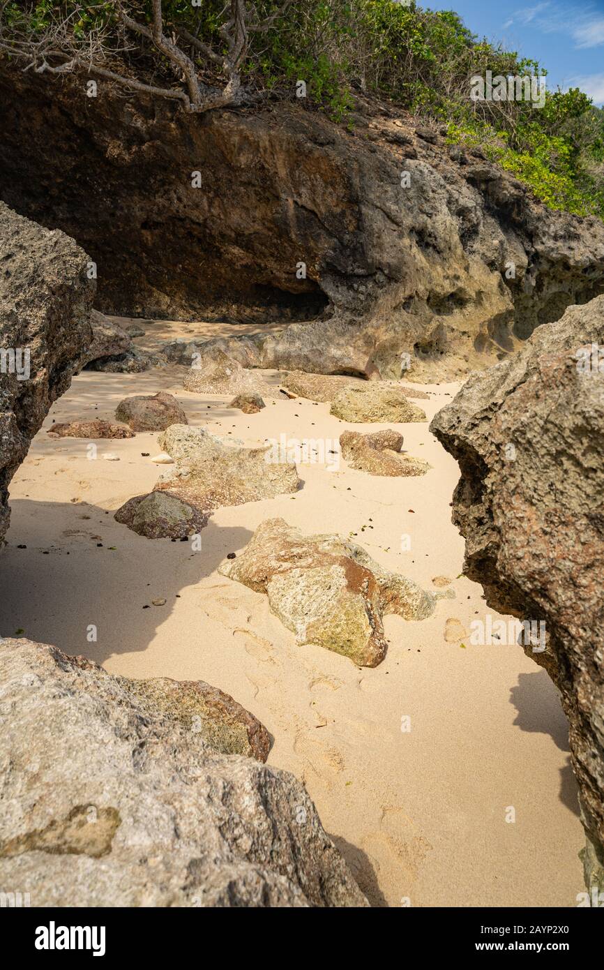 Plage de sable sauvage avec photo de rochers Banque D'Images