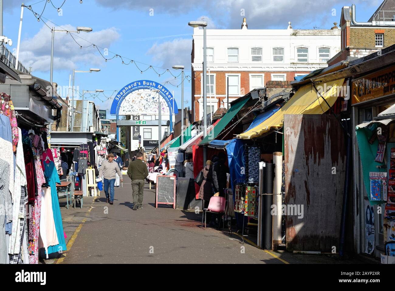 Étals de marché dans le marché Shepherds Bush à l'ouest de Londres Angleterre Royaume-Uni Banque D'Images