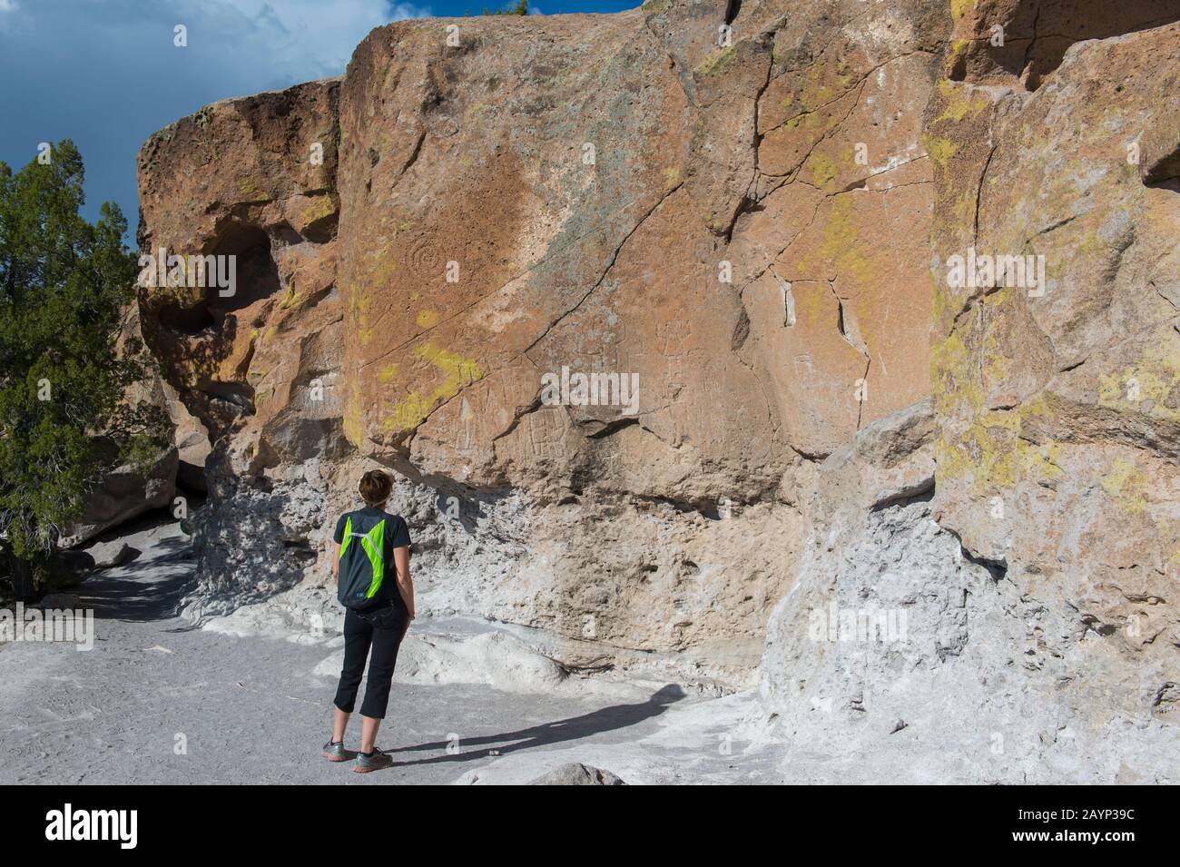 Une femme (Model Release 20020923-10) regarde des pétroglyphes à Tsankawi, monument national de Bandelier au Nouveau-Mexique, aux États-Unis, près de White Rock. Banque D'Images