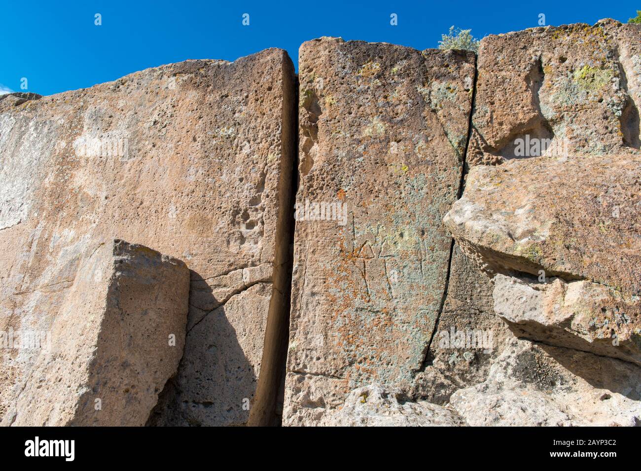 Pétroglyphes sculptés dans les falaises de Tsankawi, monument national de Bandelier au Nouveau-Mexique, aux États-Unis, près de White Rock. Banque D'Images