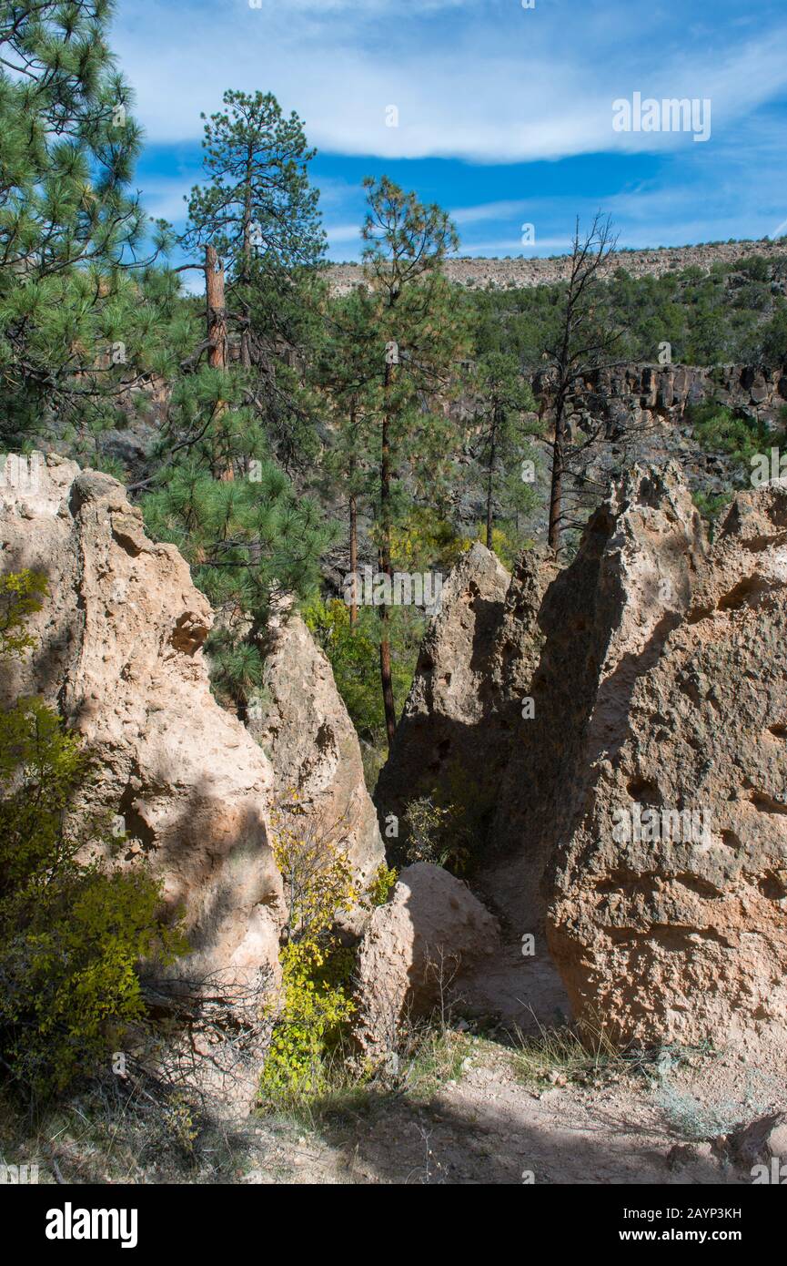 La tente se trouve le long du sentier Falls Trail au monument national de Bandelier, près de Los Alamos, Nouveau-Mexique, États-Unis. Banque D'Images