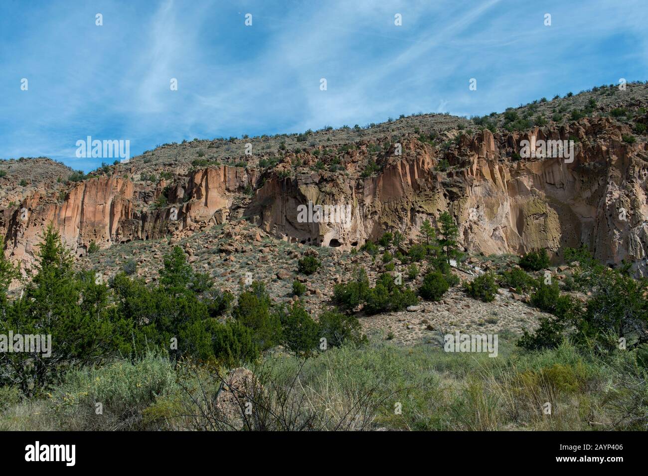 Vue sur le côté de la falaise avec des logements au monument national de Bandelier près de Los Alamos, Nouveau-Mexique, États-Unis. Banque D'Images