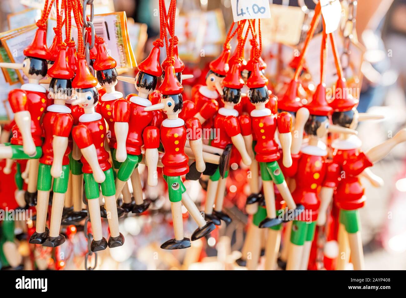 19 OCTOBRE 2018, FLORENCE, ITALIE : jouets de marionnettes Pinocchio à vendre à la boutique touristique comme souvenirs d'Italie Banque D'Images