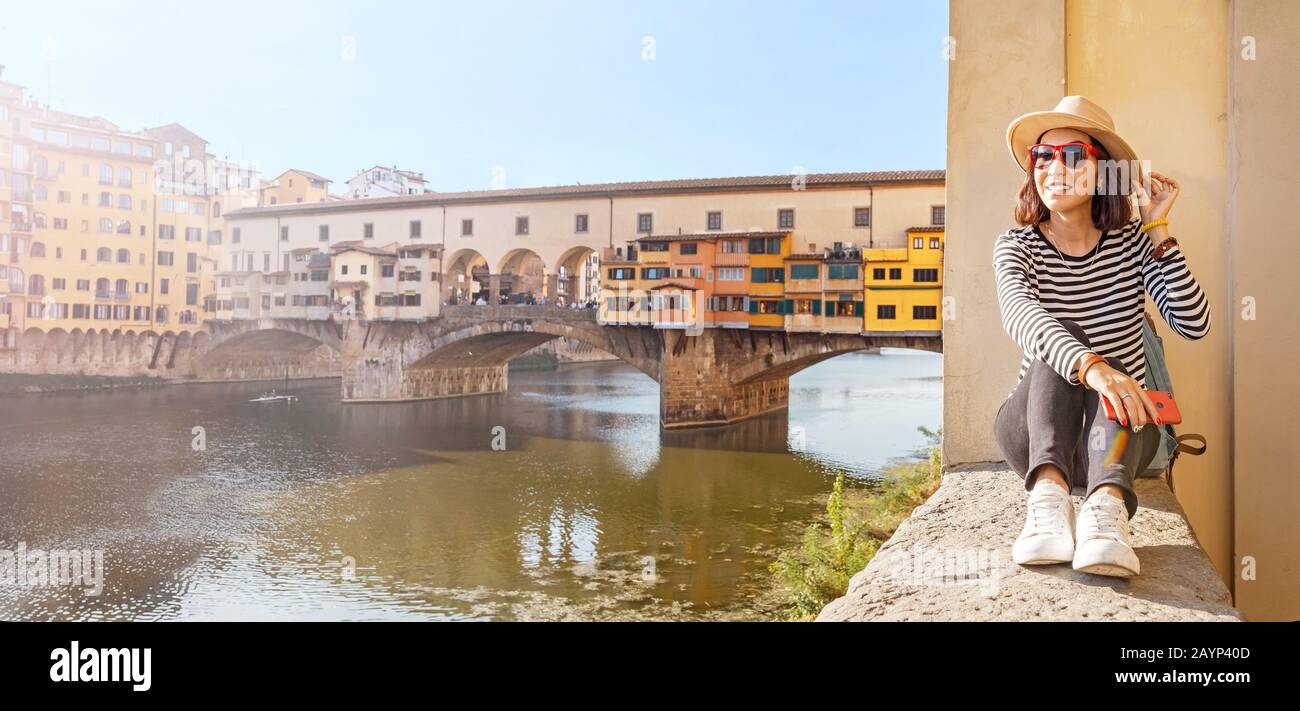Un voyageur heureux les femmes asiatiques en vacances à Florence en admirant la vue sur le Ponte Vecchio célèbre monument pendant le voyage en Italie, en Europe Banque D'Images
